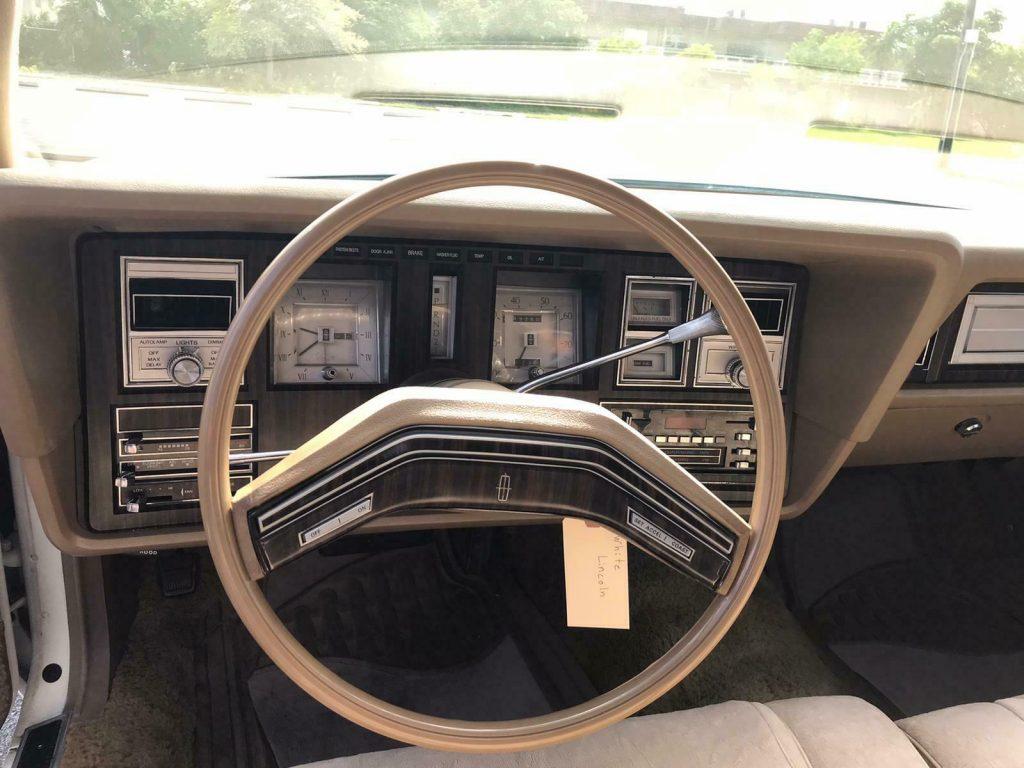 1979 Lincoln Continental Mark V.